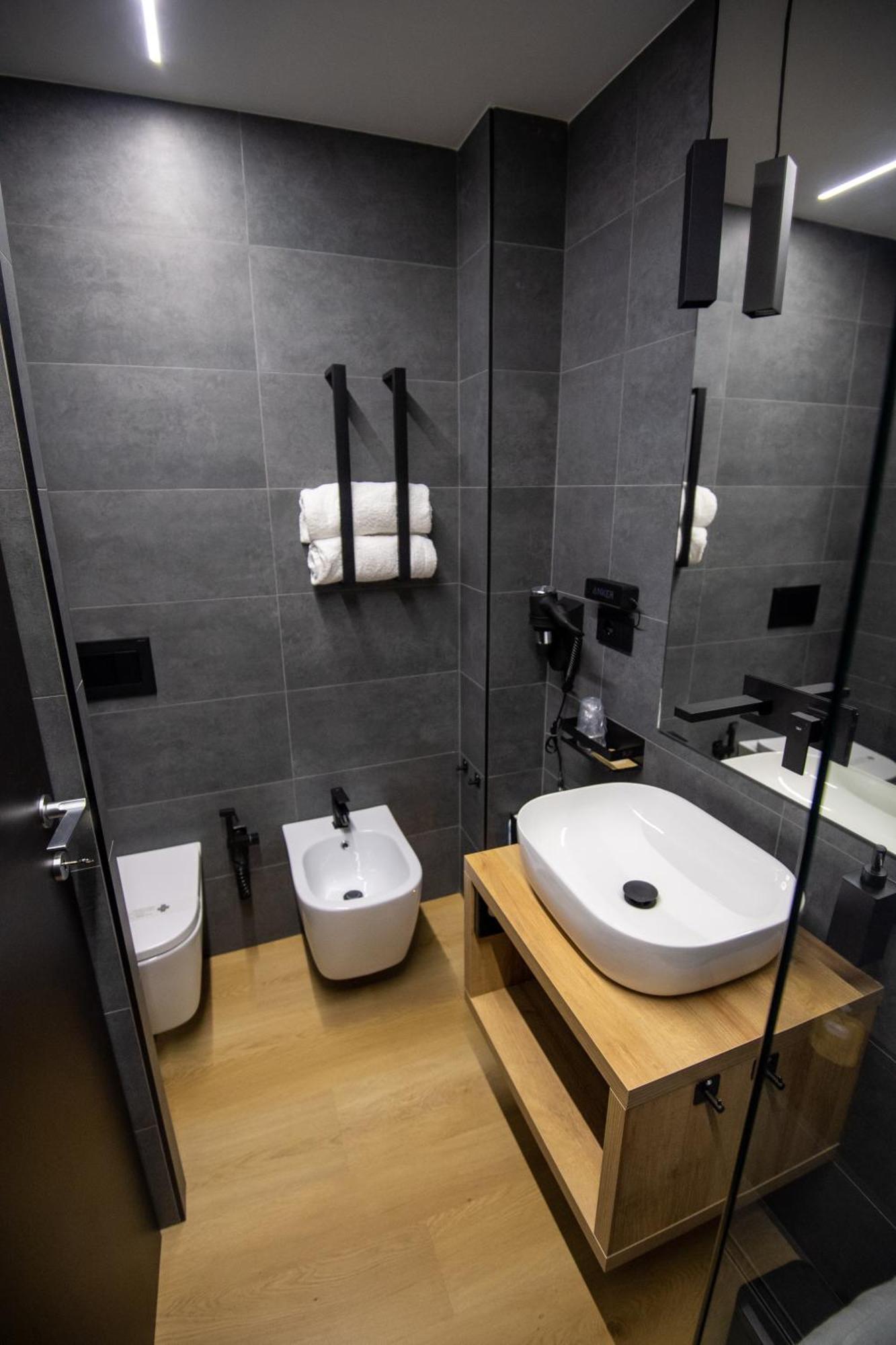 Contemporaneamente 147 - Modern & Comfort Rooms باري المظهر الخارجي الصورة